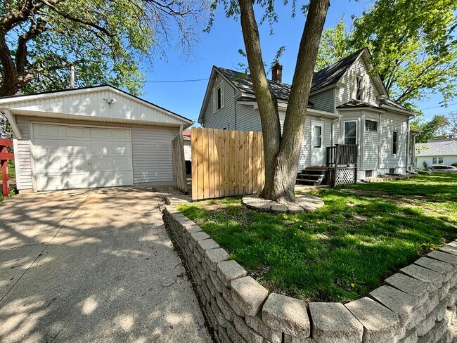 Building Photo - 3+ Bedroom House in Morningside