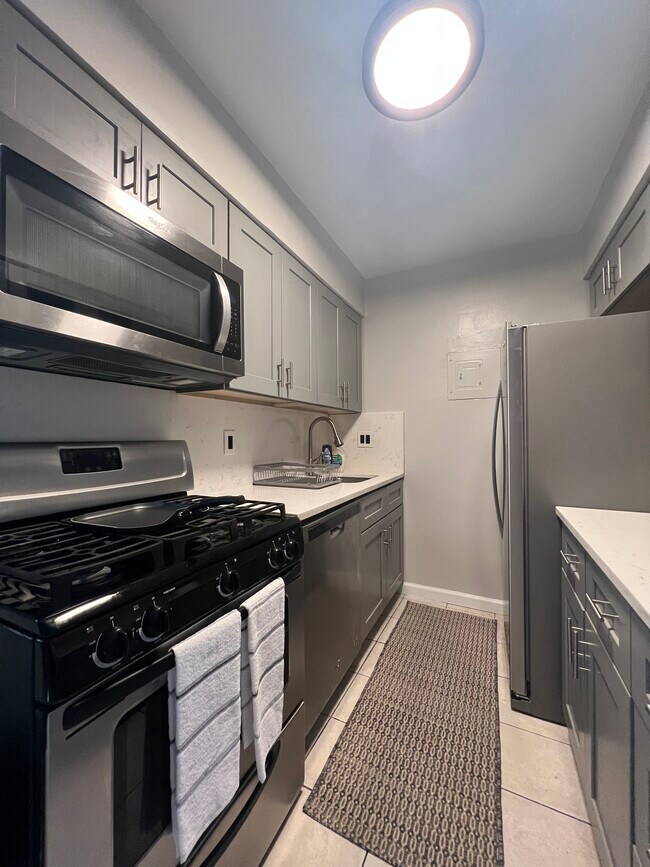 Building Photo - 2051 N Woodstock St