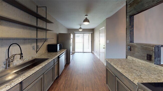 Foto del edificio - 8309 Chesham Dr