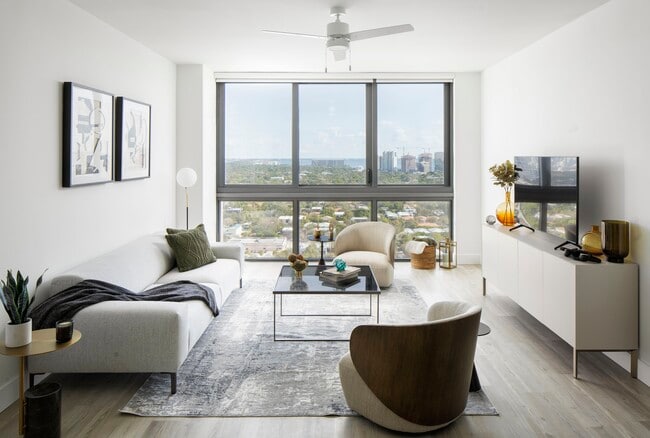 Interior Photo - Cascade Link at Douglas