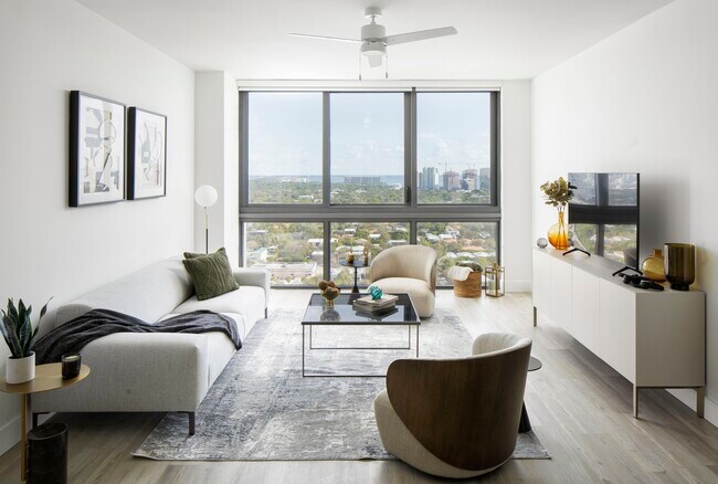 Interior Photo - Cascade Link at Douglas