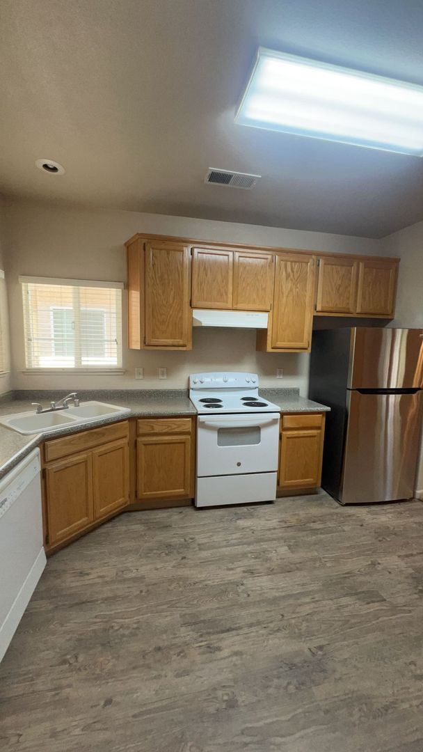 Building Photo - 689 Gateway Cir