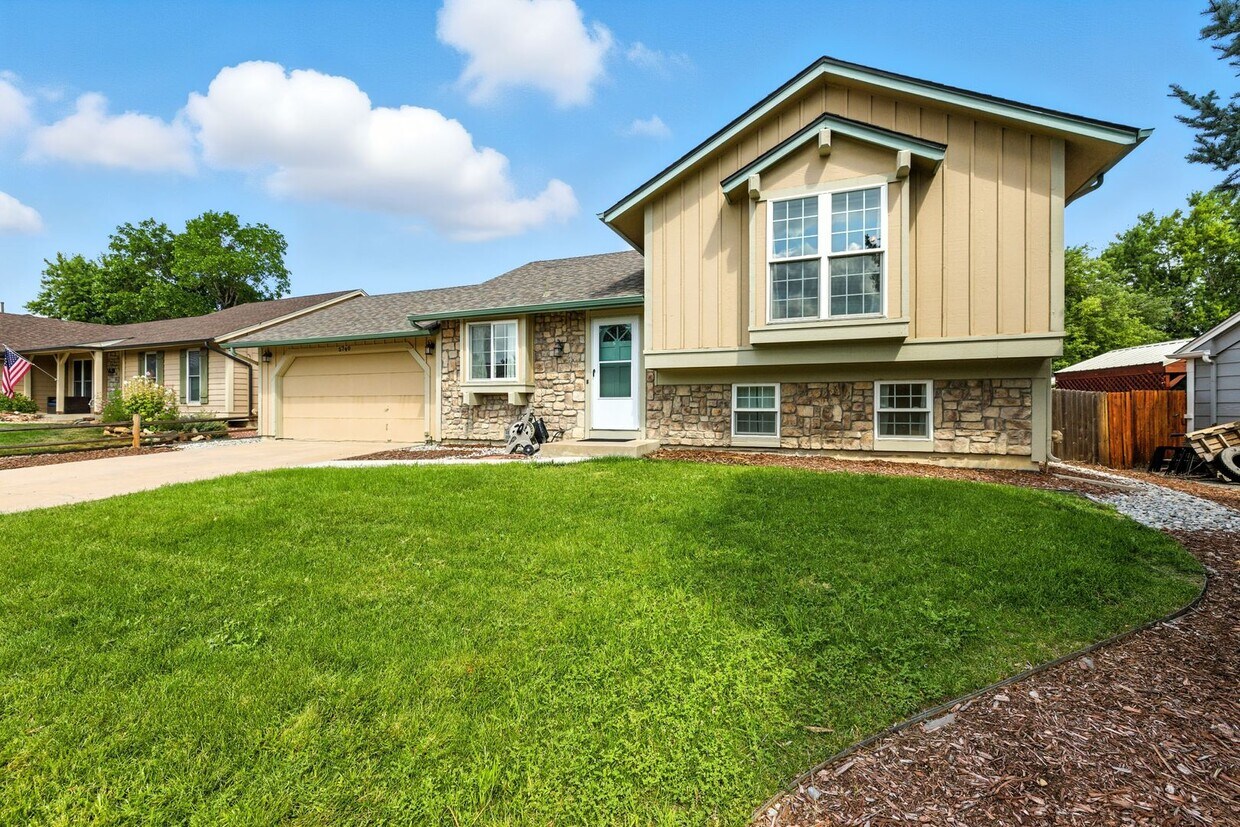 Primary Photo - Tri-Level 3 Bedroom 2 Bath Large Backyard ...