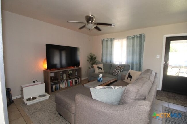 Foto del edificio - 2706 Live Oak Dr