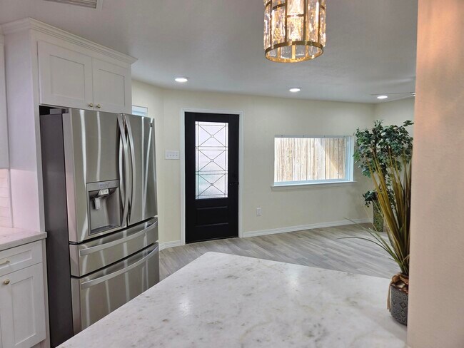 Building Photo - 914 Heights Blvd