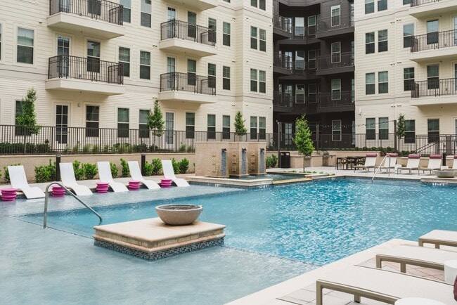 Resort-style pool - Modera Frisco Square