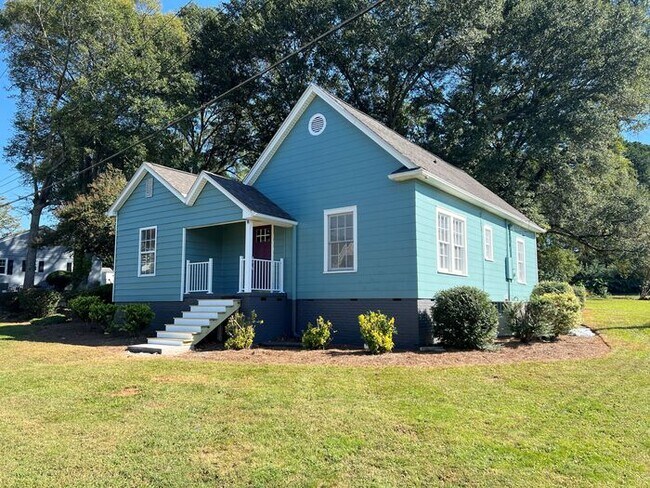 Foto del edificio - Historic mill house in hot Fort Mill SC with amazing kitchen!
