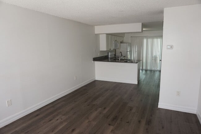 Foto del edificio - Awesome Location 1/1 on Curry Ford Ready for Move In