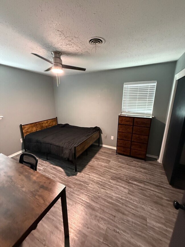 Foto del edificio - PRE LEASING for fall 2026! 4/2 by LCU!