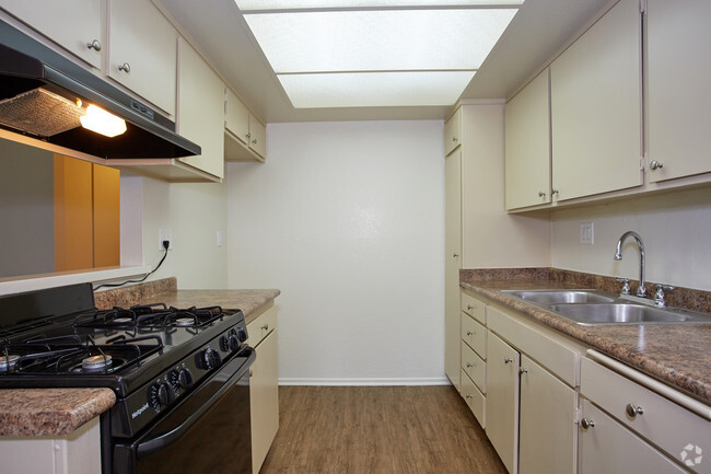 1BR, 1BA - 735 - Balboa Apartments