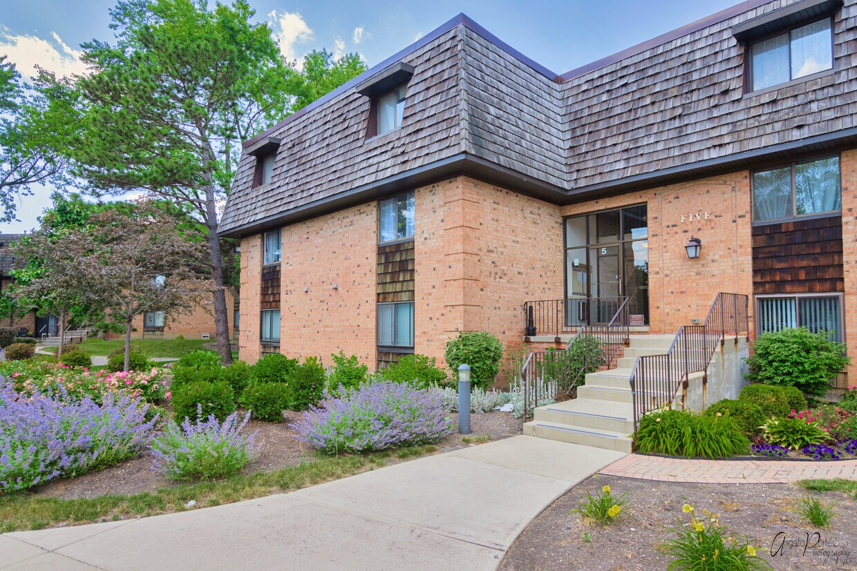 Primary Photo - 5 Oak Creek Dr