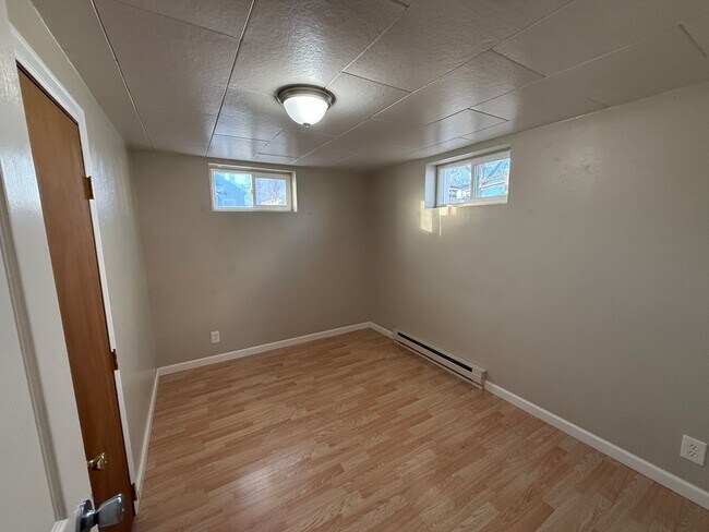 Foto del edificio - Two bedrooms, one quarter bathroom home, pet friendly, central air!