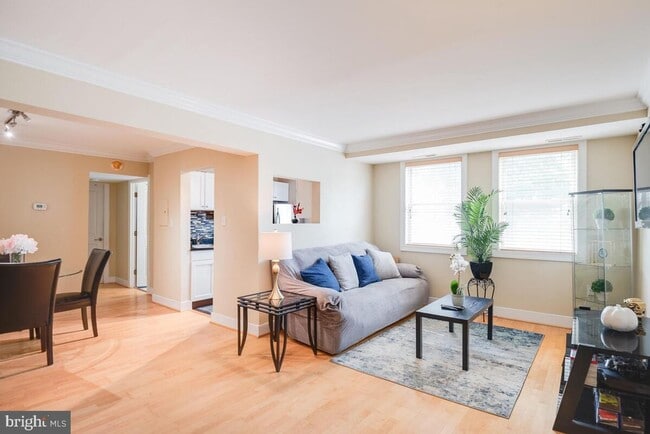 Building Photo - Amazing 2 bedroom/ 1 Bathroom unit with plenty natural light