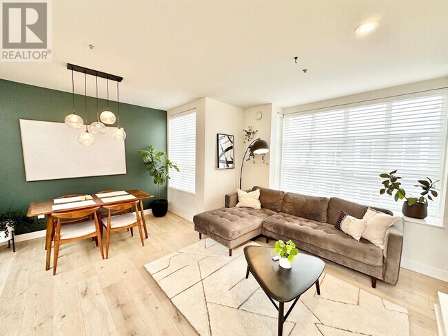 Photo du bâtiment - 655-655 W 7th Ave