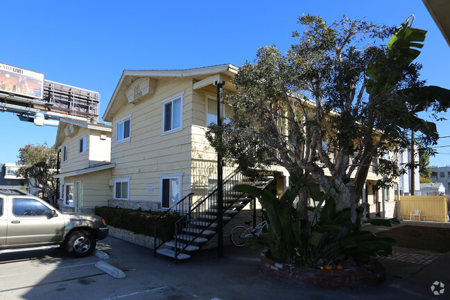 Building Photo - Ingraham - La Playa Point LP