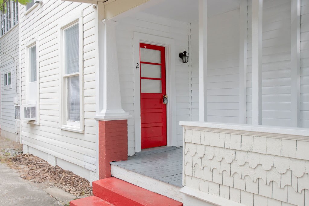Primary Photo - 1 Bedroom 1 Bath downtown