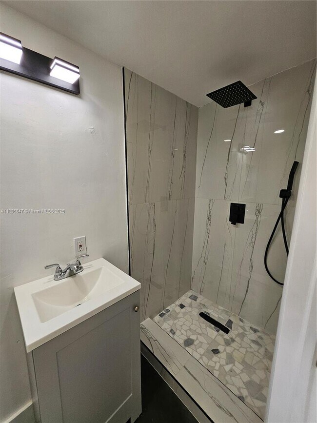 Foto del edificio - 913 Ortega Rd