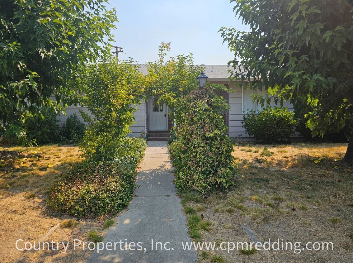 Foto principal - 3-Bedroom House on Corner Lot Available Now!