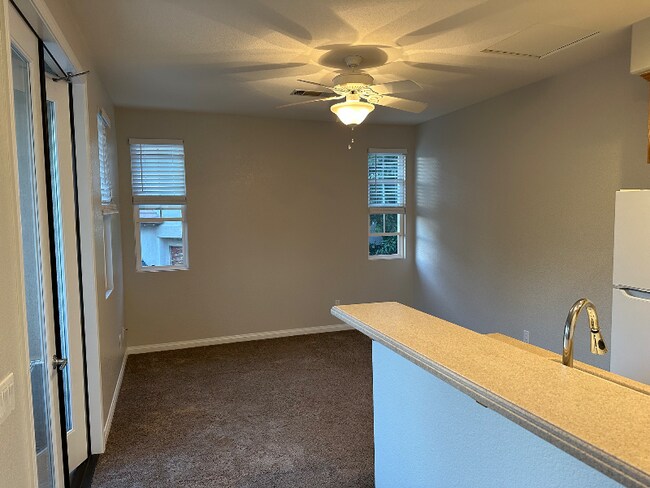 Foto del edificio - 6120 Paseo Valiente