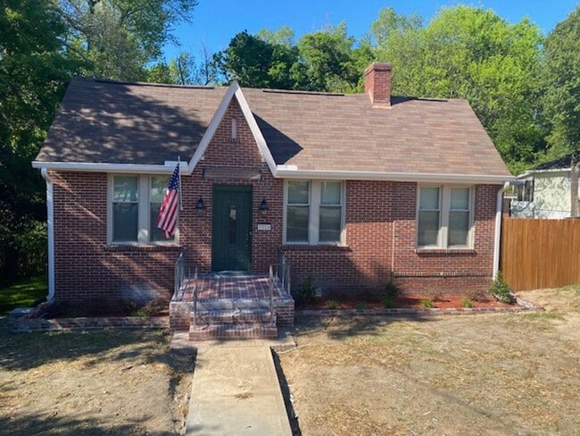Building Photo - Stunning Executive Rental
