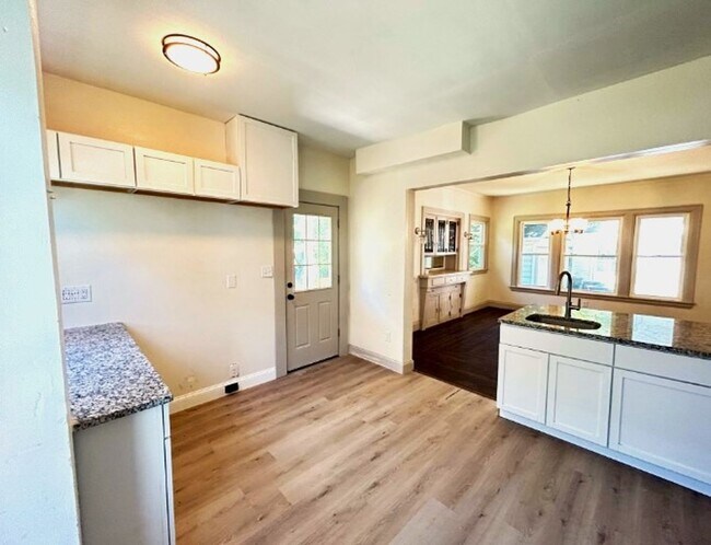 Building Photo - Arlington Home **MOVE IN SPECIAL $100 GIFT...