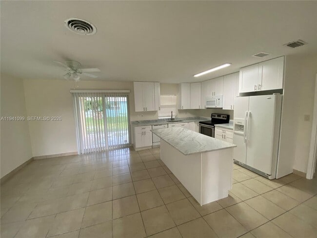 Building Photo - 851 SW 63rd Way