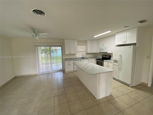 Foto del edificio - 851 SW 63rd Way