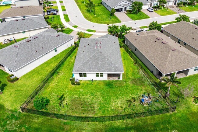 Building Photo - 2770 NE Breezeway Cir