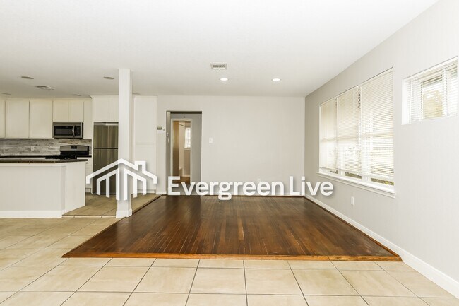 Building Photo - 6015 Glenhurst Dr