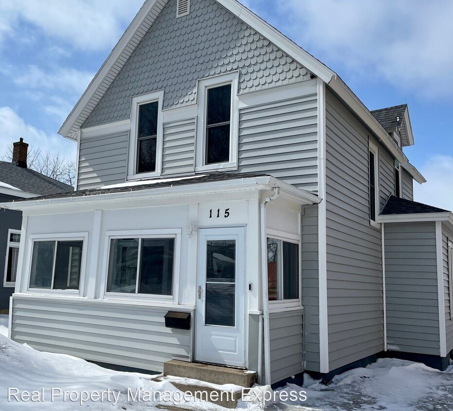 4 br, 1 bath House 115 S Grange Ave House Rental in Sioux Falls, SD