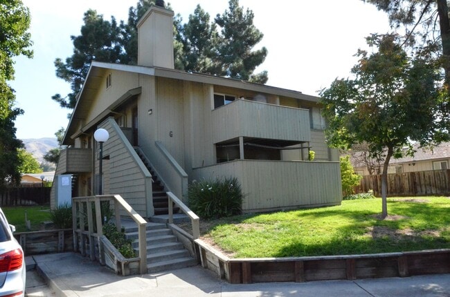 Building Photo - Ground Floor Condo in Wonderful Warm Sprin...