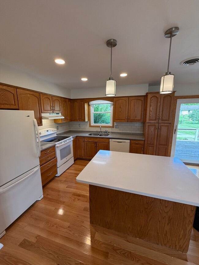 Kitchen - 85 Buckthorn Dr