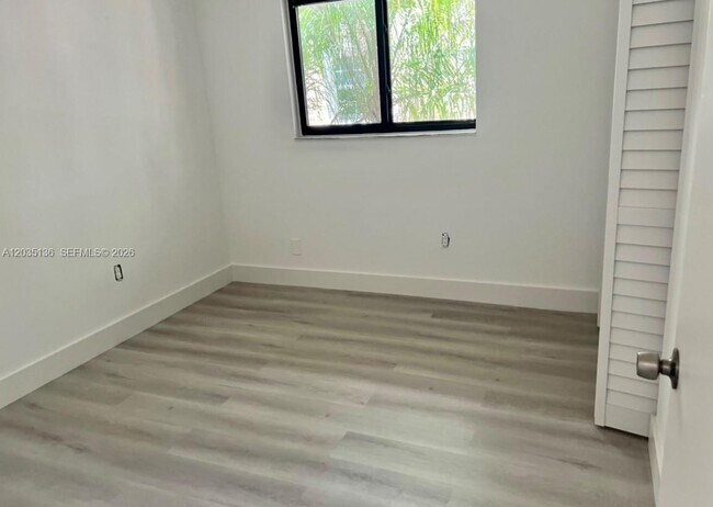 Foto del edificio - 325 Menores Ave