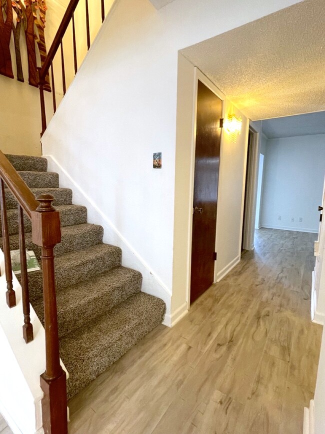 Stairs and hallway - 4933 Arbor Ridge Dr