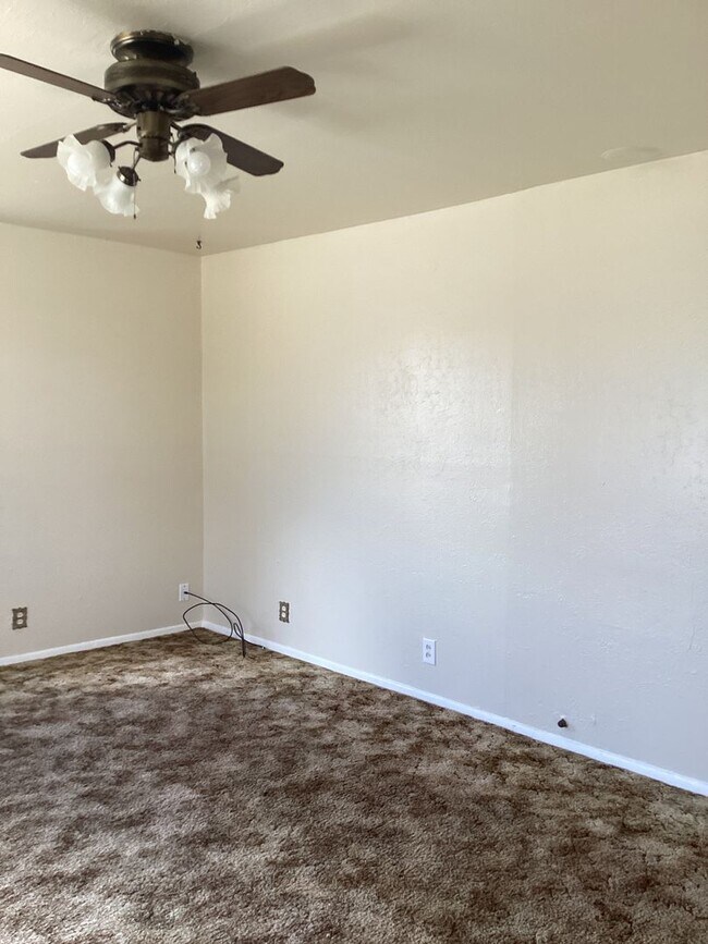 Building Photo - Located in Portales and near ENMU Campus! ...