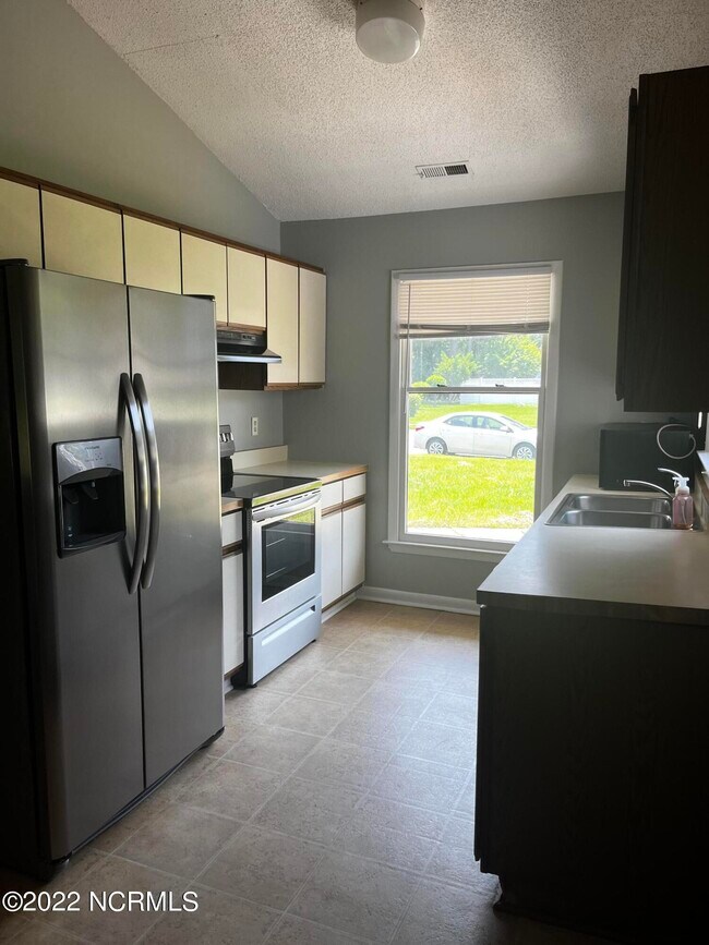 Building Photo - 496 Hemlock Dr