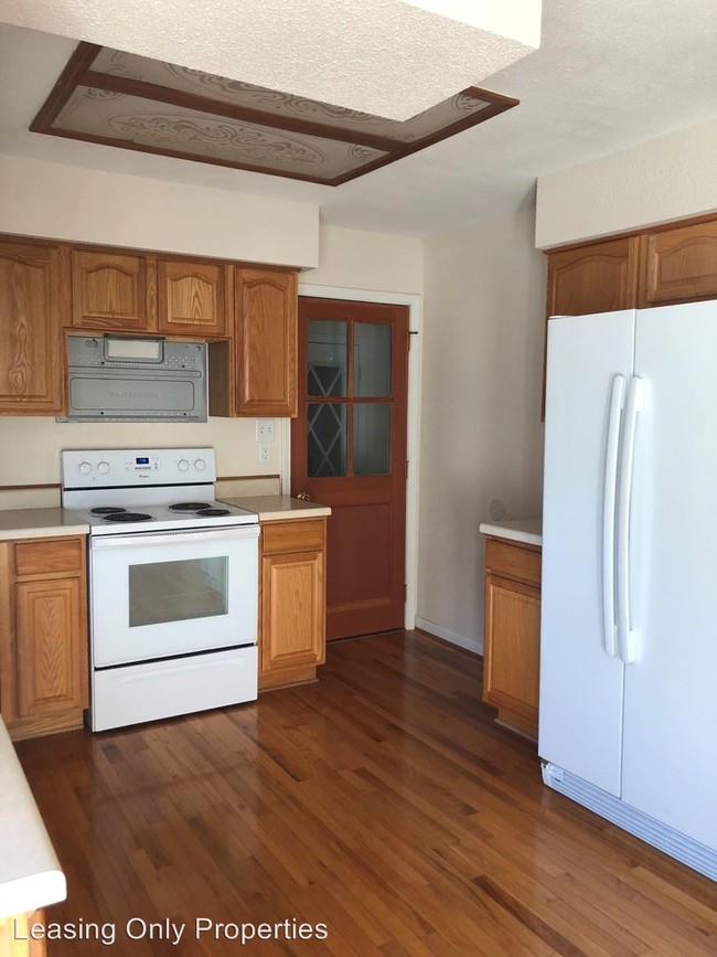 Building Photo - 2 br, 1.5 bath House - 617 S. Cogswell Drive