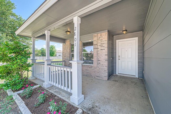 Building Photo - 2801 Tyler Ln