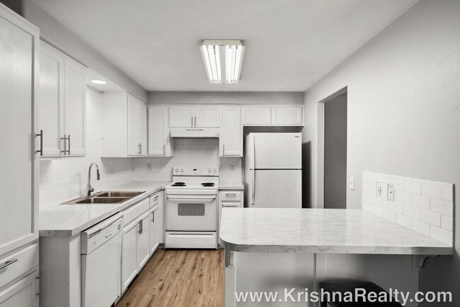 Building Photo - Lovely *UPGRADED* 3 BD* 2.5 BA Duplex Loca...