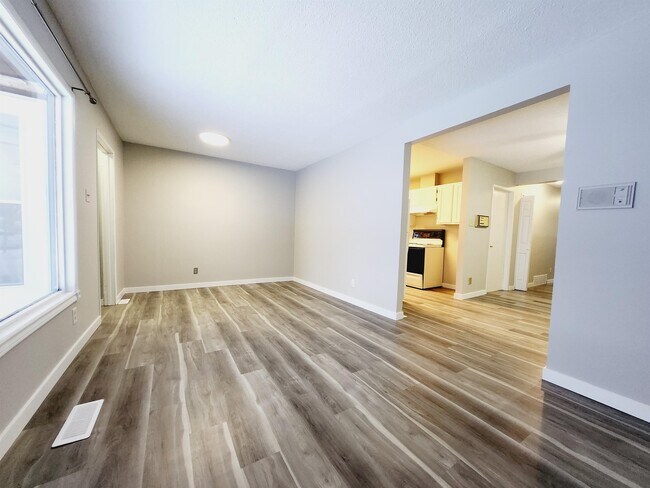 Photo du bâtiment - 12212-12277 77 St NW