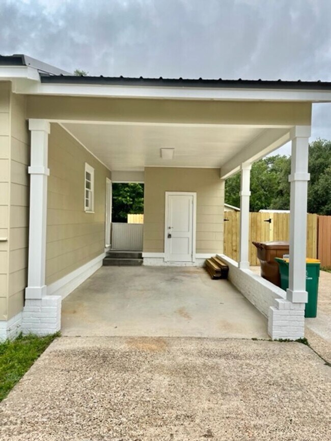 Photo - Cute beach bungalow in Biloxi, MS! House