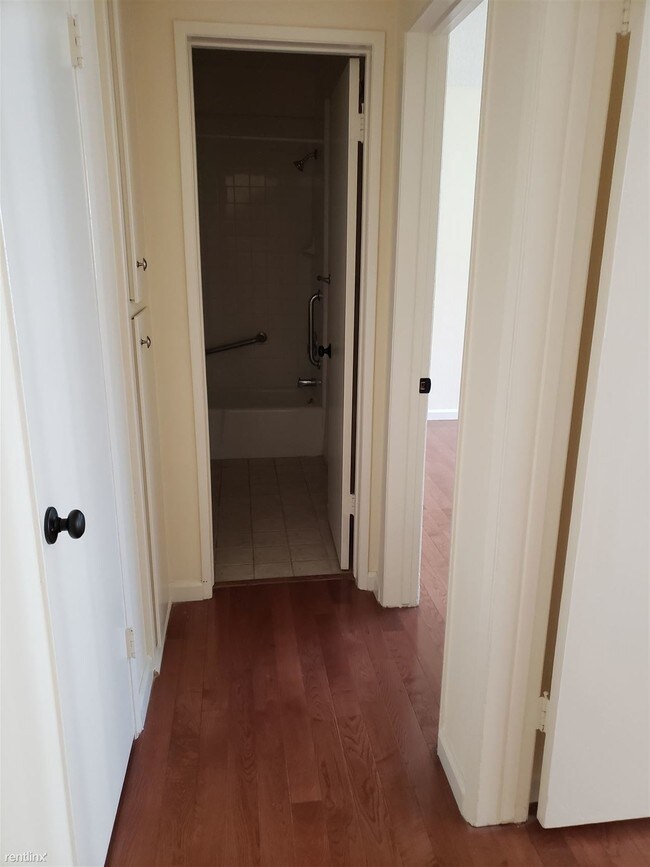 Building Photo - 2 br, 1 bath Apartment - 8013 Blackburn Ave 2