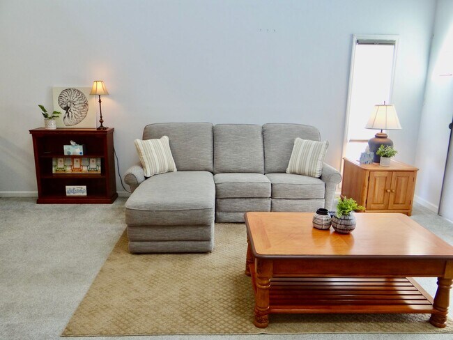 Building Photo - Seasonal Rental Available 9/24-4/25