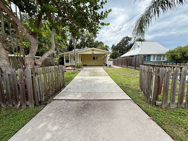 Building Photo - 2716 Blossom Dr