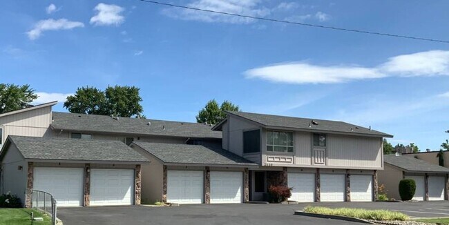 Foto del edificio - $500 off 1st Months Rent!! End Unit Townho...
