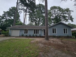 Building Photo - 206 Viking Dr