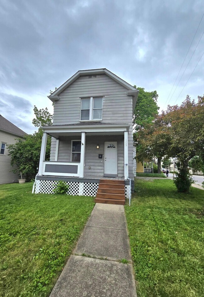 Building Photo - 102 W Blake Ave