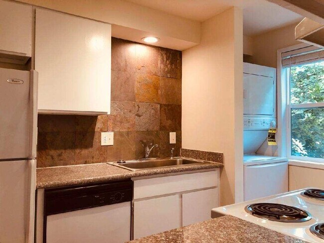 Foto del edificio - **MOVE IN SPECIAL** 1/2 OFF 1ST FULL MONTH'S RENT**Mission East Apts 2 br/1 bath ground floor + W...
