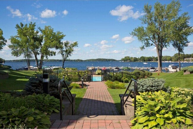 Foto del edificio - Gables Condo For Rent! In the Heart of Excelsior!