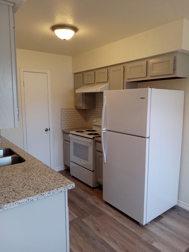 Building Photo - 448 Carlton St